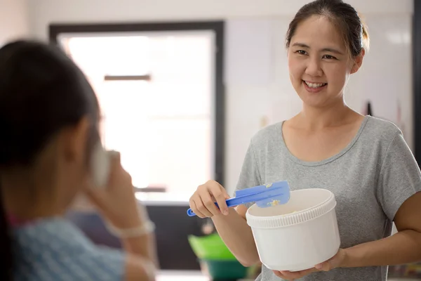 Liten asiatisk tjej ta ett foto för sin mamma i köket, familjen livsstil — Stockfoto