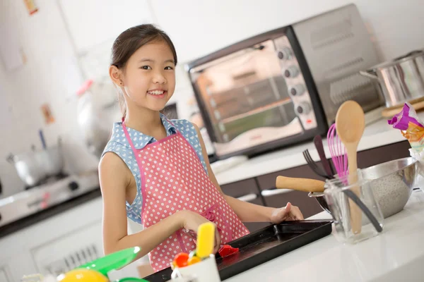 Pequeño chef asiático lindo cocinar una panadería en la cocina —  Fotos de Stock