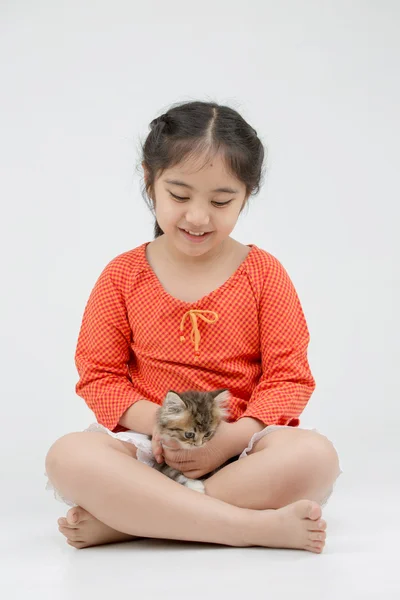 Pequeña chica asiática abrazando precioso persa gatito en aislado — Foto de Stock