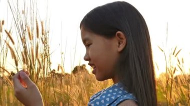 Sağlıklı uzun saç çayır, yavaş çekim zevk ile Asyalı kız