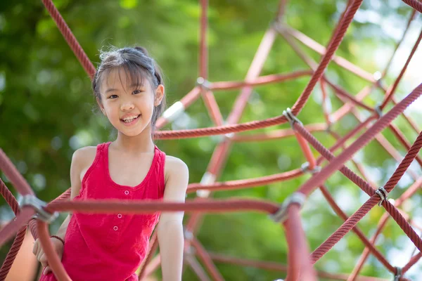 Niedliche Kinder. Asiatin klettert in Seilspielanlage im Abenteuerpark — Stockfoto