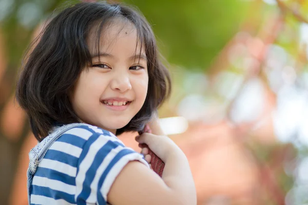 Des enfants mignons. Asiatique fille escalade dans une corde aire de jeux structure à aventure parc — Photo