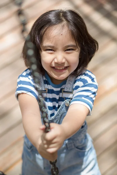 Des enfants mignons. Asiatique fille escalade dans une chaîne aire de jeux structure à aventure parc — Photo