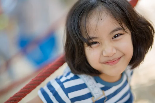 Des enfants mignons. Asiatique fille escalade dans une corde aire de jeux structure à aventure parc — Photo