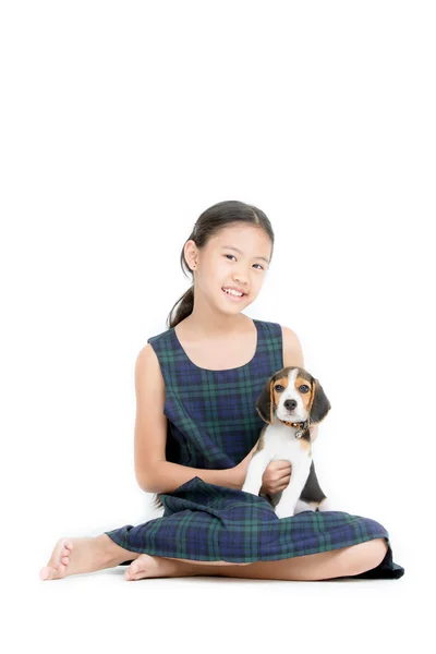 Szczęśliwa dziewczyna azjatyckich gry z szczeniak beagle — Zdjęcie stockowe