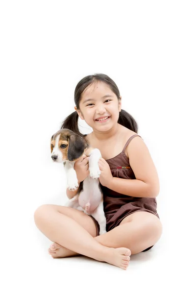 Glücklich asiatische Mädchen spielen mit Beagle Welpe — Stockfoto