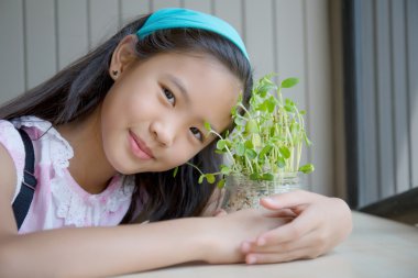 Ağaç pot sarılma mutlu Asyalı kız