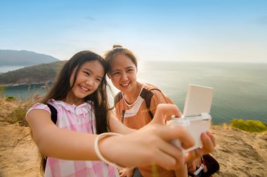 Asya anne ve kızı birlikte selfie fotoğraf alma