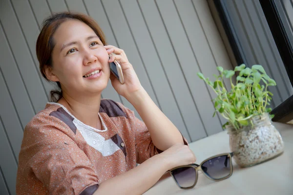 Aziatische vrouw met behulp van smart phone — Stockfoto