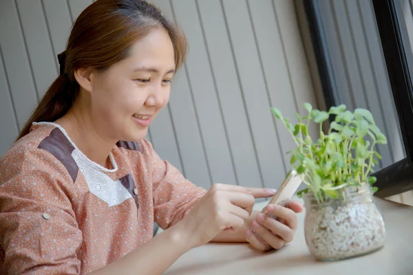 Femme asiatique en utilisant un téléphone intelligent — Photo