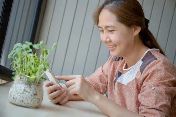 Femme asiatique en utilisant un téléphone intelligent — Photo