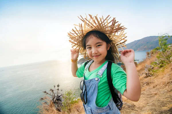 Piccola ragazza asiatica vista mare sulla montagna — Foto Stock