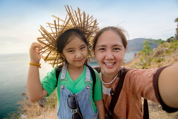 Asiatico madre e figlia presa selfie fotografia insieme — Foto Stock