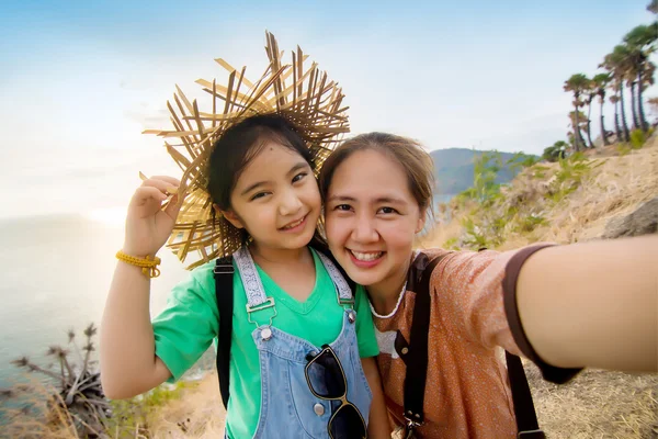 Asiatico madre e figlia presa selfie fotografia insieme — Foto Stock