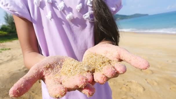 Slow motion van Happy Aziatische moeder en dochter samen op het zandstrand wordt uitgevoerd — Stockvideo