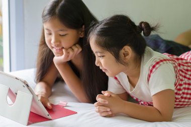 Asyalı çocuk tablet birlikte kullanılması yakın çekim