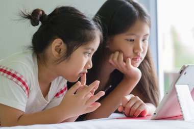 Asyalı çocuk tablet birlikte kullanılması yakın çekim