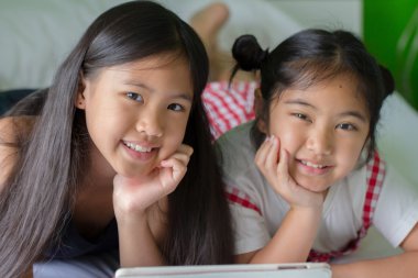 Asyalı çocuk tablet birlikte kullanılması yakın çekim