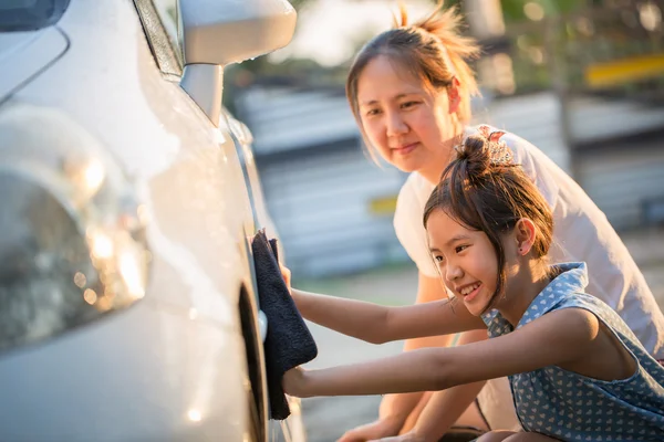 Menina asiática feliz lavar carro com sua mãe em casa — Fotografia de Stock