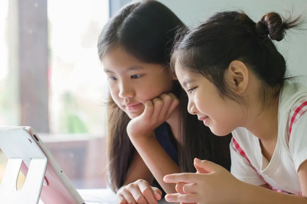 Närbild på asiatiska barn använder tablet tillsammans — Stockfoto