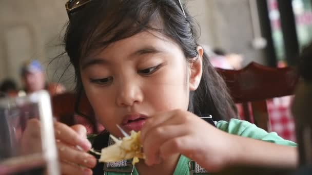 Pequeña chica asiática disfrutar de comer con comida de mariscos, Pan shot — Vídeos de Stock