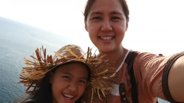 4K: Mãe e filha asiáticas tirando fotos selfie juntas — Vídeo de Stock