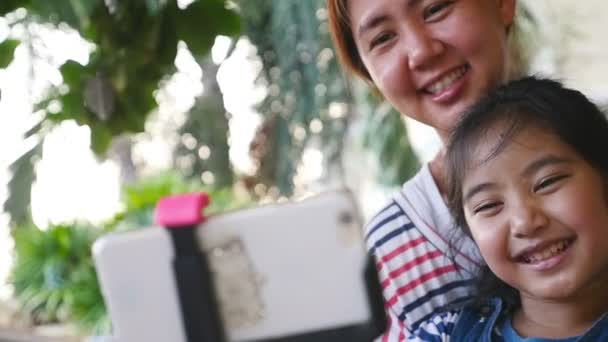 Asiática mãe e filha tirando selfie fotografia juntos — Vídeo de Stock