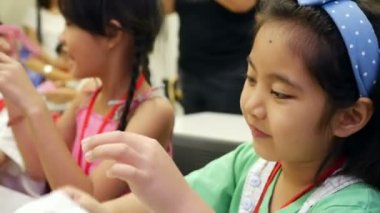 4k: Asyalı çocuk için katlama Japon kağıt origami, kağıt katlama, sanat öğrenme kez Japon kültürü ile ilişkilidir.