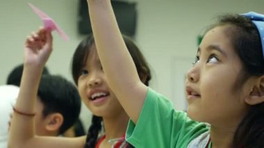 4k: Asyalı çocuk için katlama Japon kağıt origami, kağıt katlama, sanat öğrenme kez Japon kültürü ile ilişkilidir.