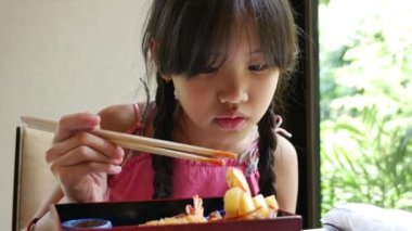 Asyalı kız Japon yemek suşi bir Restoran, Sushi yemek Japonya'nın geleneksel bir besindir