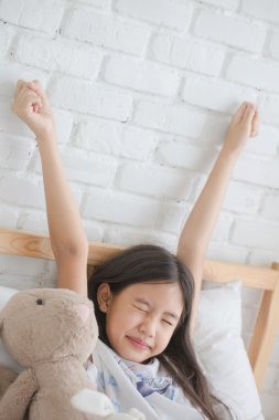 Çekici Asyalı kız yatağa kadar uyku modundan çıkarma sonra germe