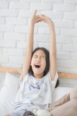 Çekici Asyalı kız yatağa kadar uyku modundan çıkarma sonra germe