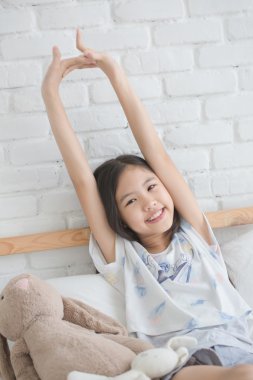 Çekici Asyalı kız yatağa kadar uyku modundan çıkarma sonra germe