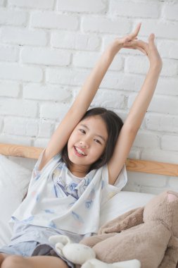 Çekici Asyalı kız yatağa kadar uyku modundan çıkarma sonra germe