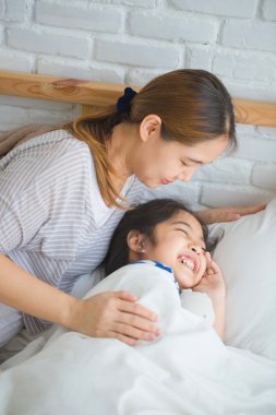 Asya anne kızı yatakta sabah kirlenmiş