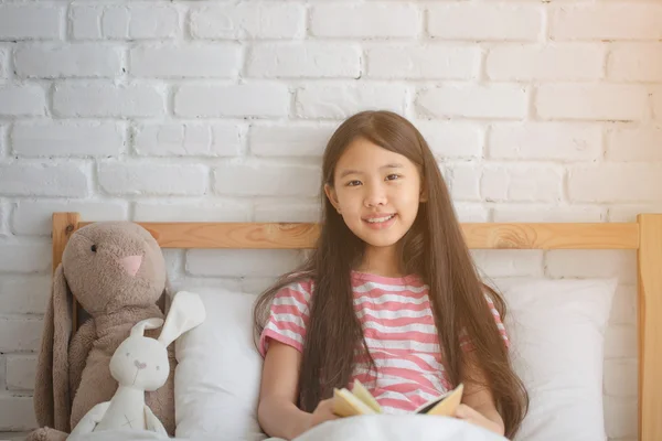 Asiatische Mädchen lesen Geschichte Buch auf dem Bett — Stockfoto