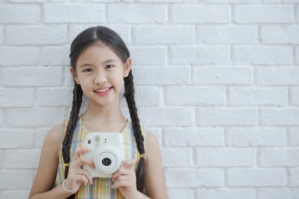 Linda menina asiática segurando câmera para tirar uma foto — Fotografia de Stock