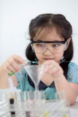 Koruma cam yapma bilimsel deney laboratuvar odasında küçük Asya öğrenci kızla