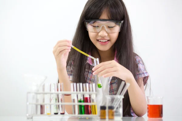 Kleine asiatische Studentin machen Wissenschaft Experiment in der Laborklasse Stockbild