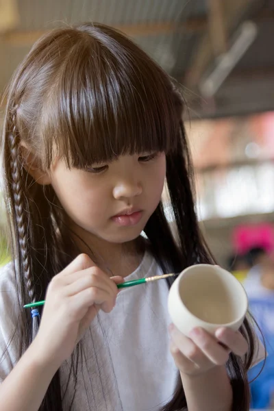 Menina asiática pintando mão artesanato tigela feita de barro — Fotografia de Stock