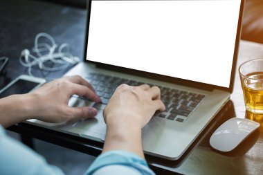 Elleri boş ekran ile masa üzerinde dizüstü kullanan adam