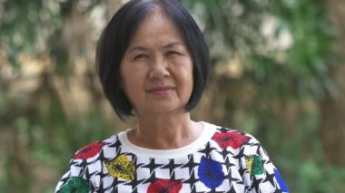 4k: Erderly kadın güçlü baş ağrısı ile