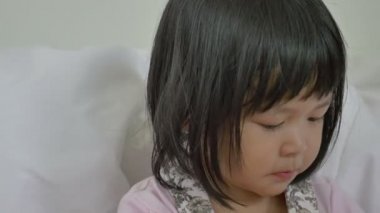 4k: küçük Asyalı çocuk grip hapşırma ile hasta