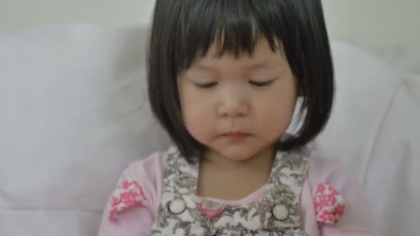 4k: Aziatische kindje ziek met griep niezen en schoon door haar moeder — Stockvideo