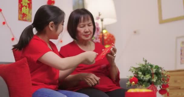 Felice Anziano Asiatico Donna Giving Suo Nipote Fortunato Rosso Busta — Video Stock