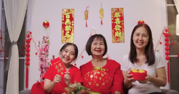 Feliz Asiático Multi Generaciones Familia Celebrando Año Nuevo Chino Mostrando — Vídeos de Stock