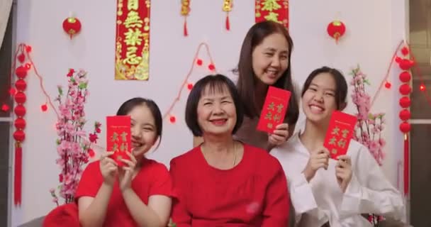 Boldog Ázsiai Többgenerációs Család Ünnepli Kínai Újév Lucky Red Borvelope — Stock videók