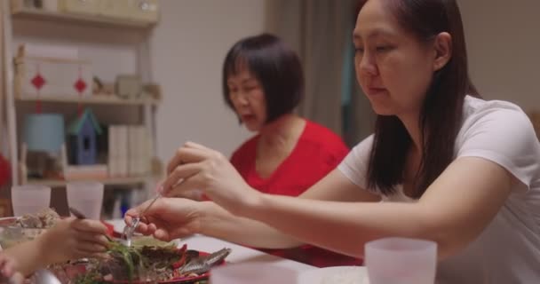 Feliz Familia China Comiendo Cena Para Celebraciones Del Año Nuevo — Vídeo de stock