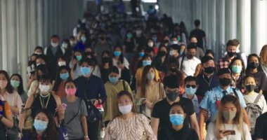 25 Eylül 2020. Bangkok, Tayland. Bangkok Tayland 'da virüs salgını sırasında Coronavirüs' ü korumak için koruyucu maske takan kalabalık Asyalı insanlar..
