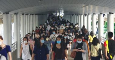 25 Eylül 2020. Bangkok, Tayland. Bangkok Tayland 'da virüs salgını sırasında Coronavirüs' ü korumak için koruyucu maske takan kalabalık Asyalı insanlar..